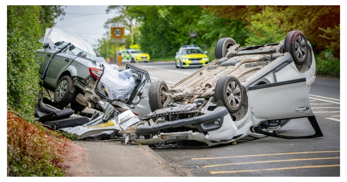 দুর্ঘটনায় গাড়ি ভেঙে যাওয়ার প্রতীকী চিত্র। গ্রাফিক্স: টিবিএন